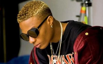 ‘Trust Nobody’ – WizKid Lights up Reactions with refusal to drink a shot offered to him at Lagos nightclub